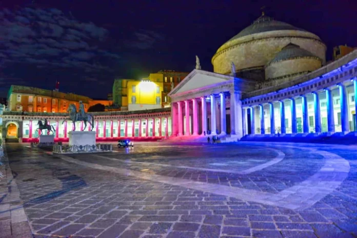 Napoli, piazza Plebiscito diventa teatro sotto le stelle: torna “Restate a Napoli” con 21 spettacoli gratuiti