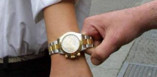 Napoli, turista rapinato di orologio da 80mila euro: sparo nella hall dell’hotel Excelsior