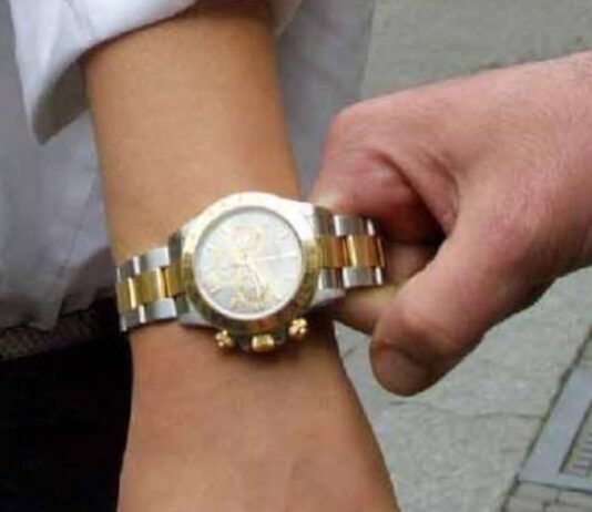 Napoli, turista rapinato di orologio da 80mila euro: sparo nella hall dell’hotel Excelsior