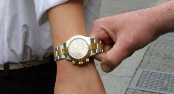 Napoli, turista rapinato di orologio da 80mila euro: sparo nella hall dell’hotel Excelsior