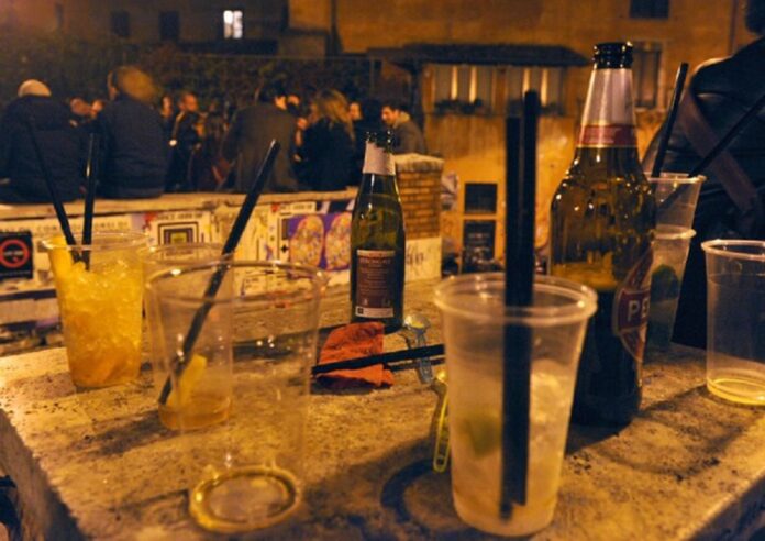 Sant’Agnello, festa abusiva con mille persone e alcolici ai minori: denunciati titolare e amministratore di un lido Sant’Agnello, festa abusiva con mille persone e alcolici ai minori: denunciati titolare e amministratore di un lido