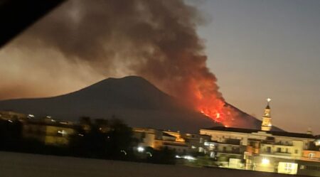 Fiamme sul Vesuvio: oltre mille lanci d’acqua e centinaia di ettari distrutti
