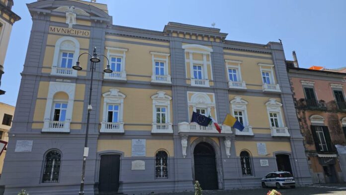 Castellammare di Stabia, dal 1° ottobre nuovo orario per i dipendenti comunali: più efficienza e maggiori tutele
