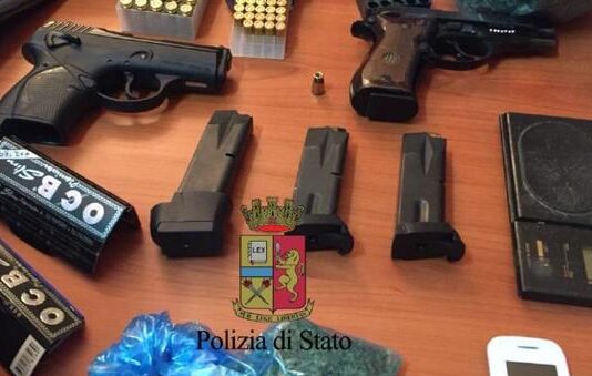 Napoli, arrestato 50enne di Arzano: rapinava supermercati armato di pistola scenica