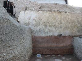 Pompei, scoperta la “sala d’attesa” della Villa dei Misteri: la panca dei clientes davanti al portone