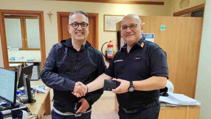 Vico Equense, trova un portafogli per strada e lo consegna alla Municipale: restituito al proprietario
