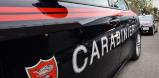 Napoli, anziano sequestrato e rapinato in casa da finti corrieri: bottino da 25mila euro. Due persone arrestate