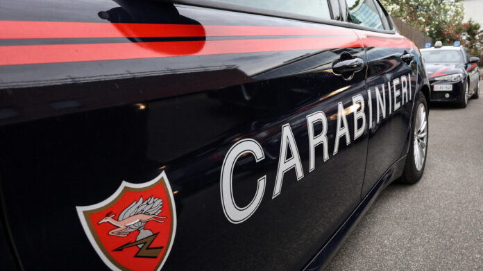 Napoli, anziano sequestrato e rapinato in casa da finti corrieri: bottino da 25mila euro. Due persone arrestate