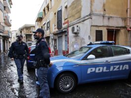 Napoli, Ponticelli: sorpresi a smontare un’auto rubata. Arrestato 27enne, caccia ai complici