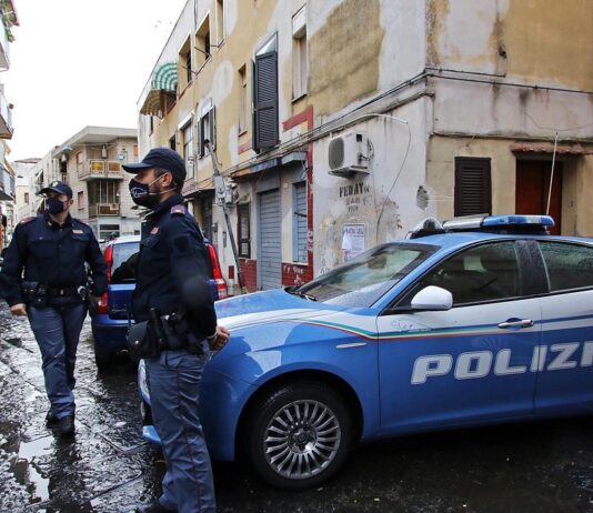 Napoli, Ponticelli: sorpresi a smontare un’auto rubata. Arrestato 27enne, caccia ai complici