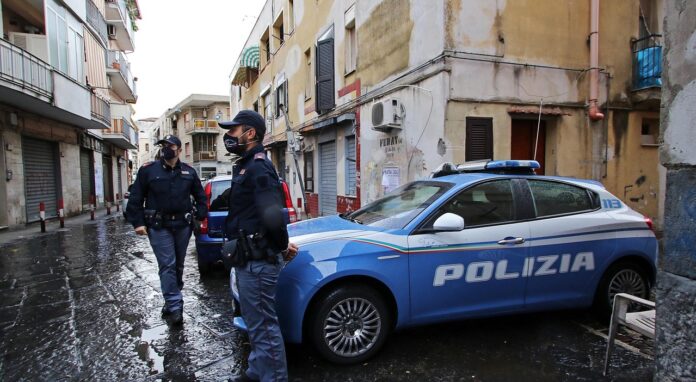Napoli, Ponticelli: sorpresi a smontare un’auto rubata. Arrestato 27enne, caccia ai complici