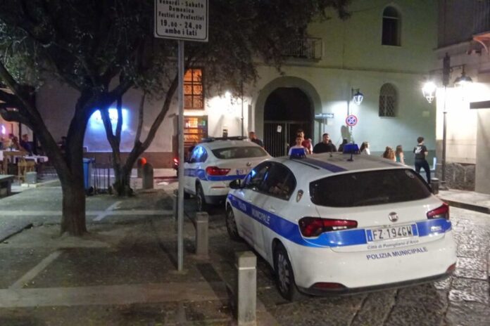 Pomigliano, 16enne aggredisce tre agenti della Municipale: denunciato