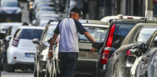 Napoli: parcheggiatore abusivo aggredisce i carabinieri, arrestato 59enne