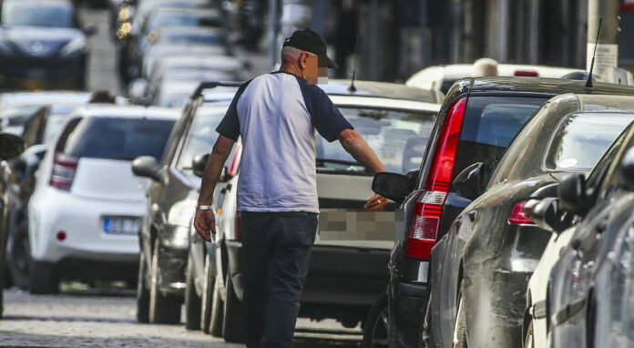Napoli: parcheggiatore abusivo aggredisce i carabinieri, arrestato 59enne Napoli: parcheggiatore abusivo aggredisce i carabinieri, arrestato 59enne
