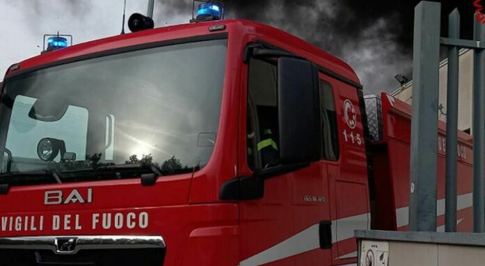 Casalnuovo di Napoli, incendio in un cantiere edile: danni lievi Casalnuovo di Napoli, incendio in un cantiere edile: danni lievi