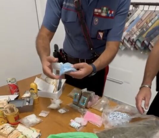 Bacoli, blitz antidroga: arrestato ausiliare del traffico. Sequestrati oltre 2,5 kg di droga e 37mila euro in contanti