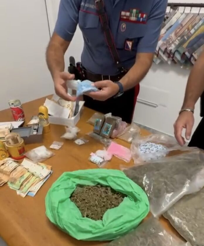 Bacoli, blitz antidroga: arrestato ausiliare del traffico. Sequestrati oltre 2,5 kg di droga e 37mila euro in contanti