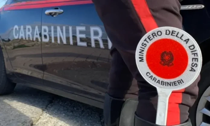 Giugliano e Varcaturo, due cittadini ghanesi fermati dai Carabinieri: nel furgone motociclette rubate, militare ferito