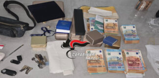 Grumo Nevano, blitz antidroga: arrestato operatore ecologico. In casa cocaina e quasi 40mila euro