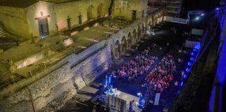 Ercolano, “Gli Ozi di Ercole” fanno sold out: tre giorni tra mito, corpo e arte sulla spiaggia dell’antica Herculaneum