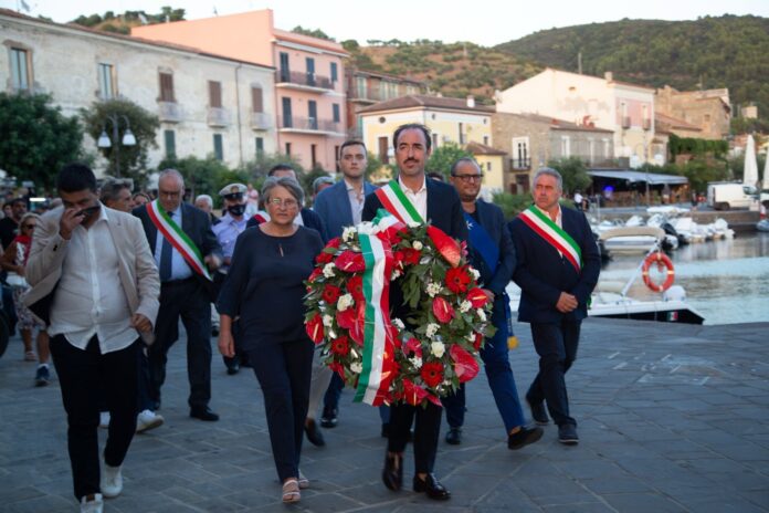 «Angelo è qui, sempre»: Pollica ricorda il Sindaco Pescatore a 15 anni dalla sua scomparsa «Angelo è qui, sempre»: Pollica ricorda il Sindaco Pescatore a 15 anni dalla sua scomparsa