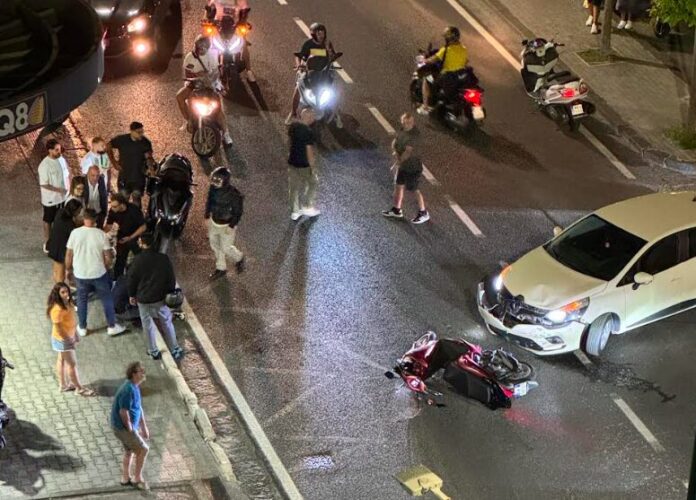 Torre del Greco, ennesimo incidente su via Nazionale: scooter contro auto, 22enne ferito
