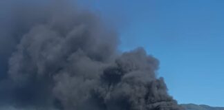 Castellammare, incendio discarica abusiva: nube tossica oscura il cielo, paura tra i residenti fino a Gragnano