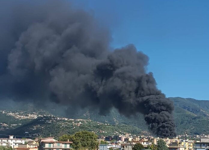 Castellammare, incendio discarica abusiva: nube tossica oscura il cielo, paura tra i residenti fino a Gragnano