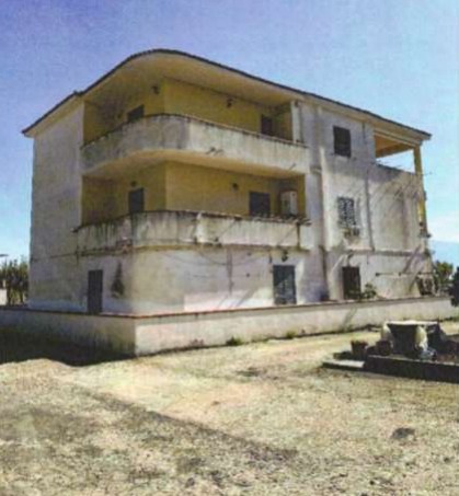 Parco del Vesuvio, abbattute due strutture abusive a Trecase: demoliti anche muri, cancelli e un capannone Parco del Vesuvio, abbattute due strutture abusive a Trecase: demoliti anche muri, cancelli e un capannone