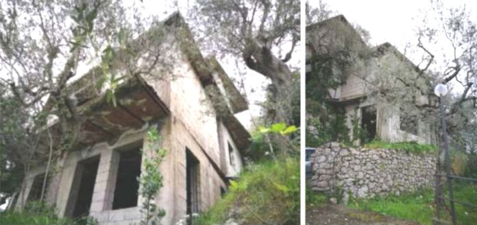 Meta, demolito edificio abusivo di tre piani in via Alberi: sentenza del 2006 eseguita dal proprietario Meta, demolito edificio abusivo di tre piani in via Alberi: sentenza del 2006 eseguita dal proprietario