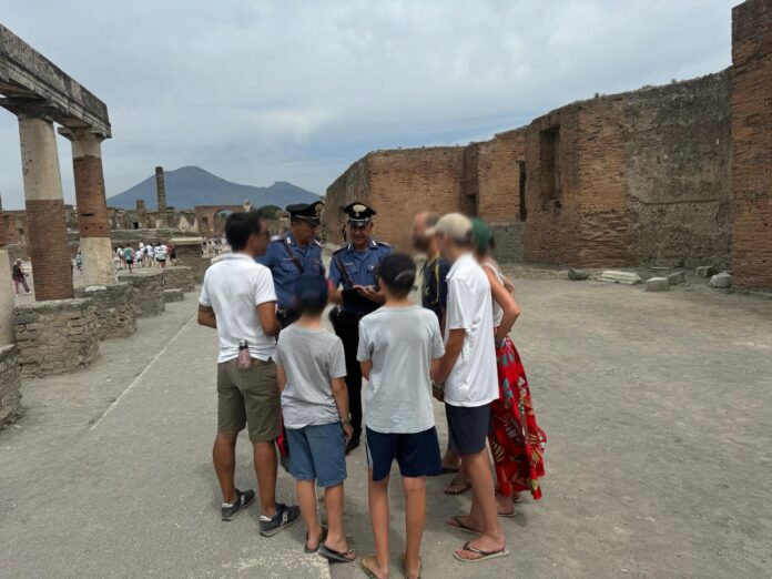 Pompei: lotta alle guide turistiche abusive nel parco archeologico, denunciato 44enne Pompei: lotta alle guide turistiche abusive nel parco archeologico, denunciato 44enne