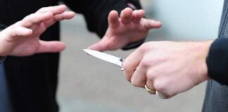 Paura a Chiaia: 19enne accoltellato mentre rientra a casa dopo una passeggiata col cane