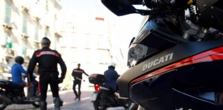 Napoli, controlli a tappeto dei carabinieri: sequestrata anche un’automedica senza assicurazione