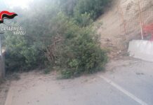 Bacoli, frana a via Scalandrone: strada invasa da detriti e pali elettrici, traffico bloccato