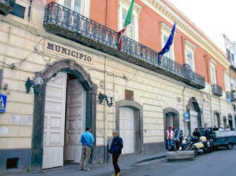 Torre Annunziata, fumi tossici e aria irrespirabile: 121 cittadini denunciano in Procura la fabbrica di bitume