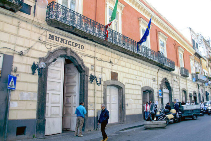 Torre Annunziata, fumi tossici e aria irrespirabile: 121 cittadini denunciano in Procura la fabbrica di bitume