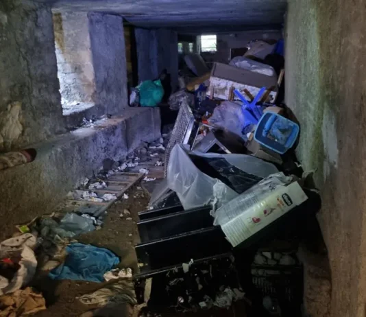 Palma Campania, scoperta discarica abusiva in un seminterrato: scatta il sequestro