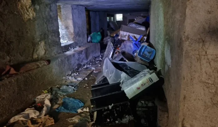 Palma Campania, scoperta discarica abusiva in un seminterrato: scatta il sequestro