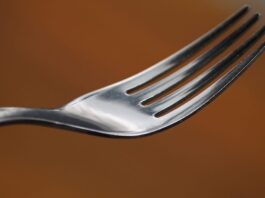 Giugliano in Campania, accoltella il fratello 14enne con una forchetta “per punire il nonno”: arrestato 20enne