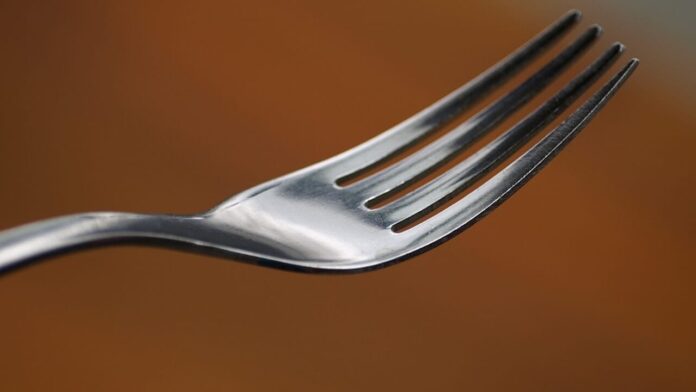 Giugliano in Campania, accoltella il fratello 14enne con una forchetta “per punire il nonno”: arrestato 20enne