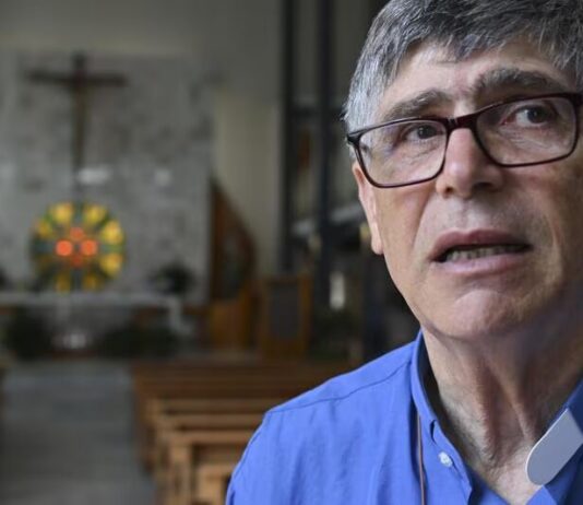 Caivano, minacce in chiesa: proiettile consegnato a Don Maurizio Patriciello durante la messa