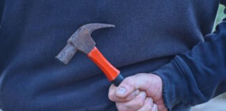 Napoli, studente 17enne aggredisce compagno con un martello: arrestato per tentato omicidio
