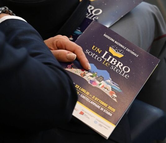 Castellammare di Stabia, torna “Un libro sotto le stelle”: il terzo ciclo di presentazioni prende il largo