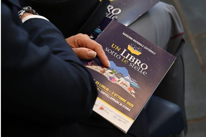 Castellammare di Stabia, torna “Un libro sotto le stelle”: il terzo ciclo di presentazioni prende il largo Castellammare di Stabia, torna “Un libro sotto le stelle”: il terzo ciclo di presentazioni prende il largo