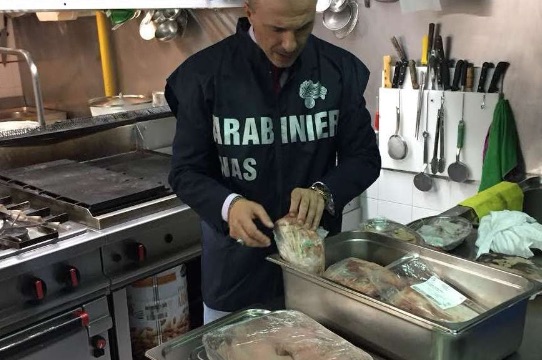 Licola, intossicazione alimentare in un ristorante: dieci clienti in ospedale, locale sequestrato Licola, intossicazione alimentare in un ristorante: dieci clienti in ospedale, locale sequestrato