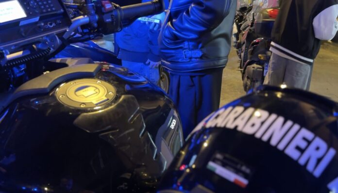 Napoli, controlli anti-movida a Chiaia: multe, denunce e 13 scooter sequestrati