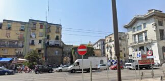 Napoli, 29enne algerino ferito in un tentativo di rapina a piazza Nolana