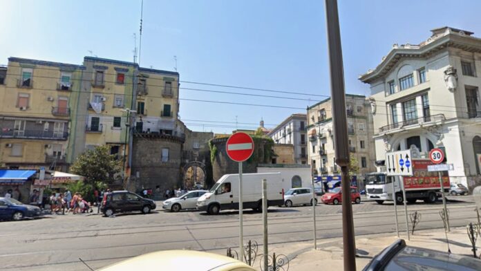Napoli, 29enne algerino ferito in un tentativo di rapina a piazza Nolana