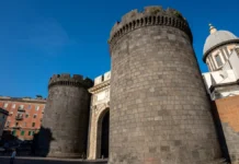 Napoli, accoltellato nella notte: 42enne kirghiso ferito a Porta Capuana, indagini in corso