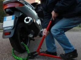 Piano di Sorrento, 17enne sorpreso a rubare scooter con un coltello da sub: arrestato il complice